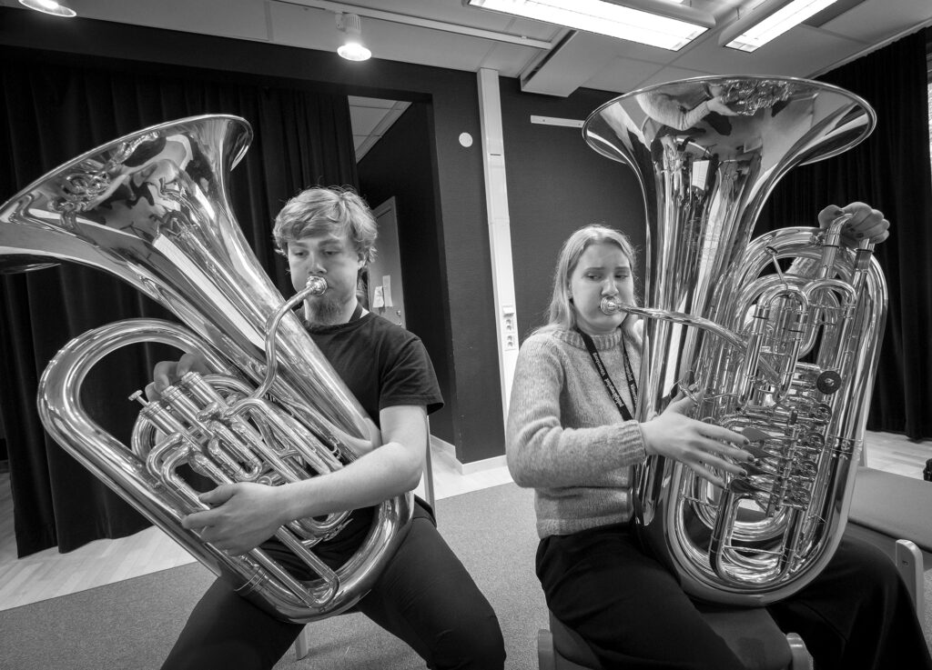 Två ungdomar spelar tuba