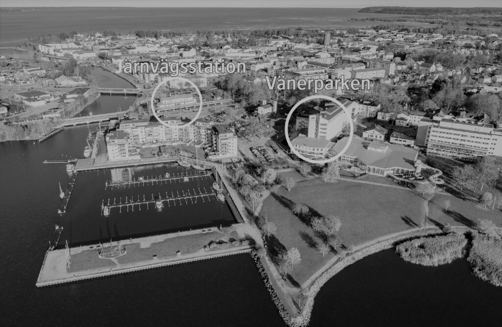 Översiktsbild på Vänersborg, Järnvägstation och byggnaden Vänerparken i textblock ovanpå bilden.