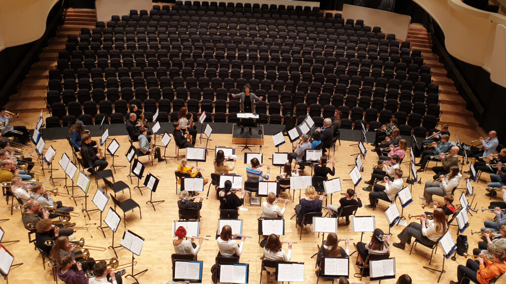 Blåsorkester på scen i Norrlandsoperan